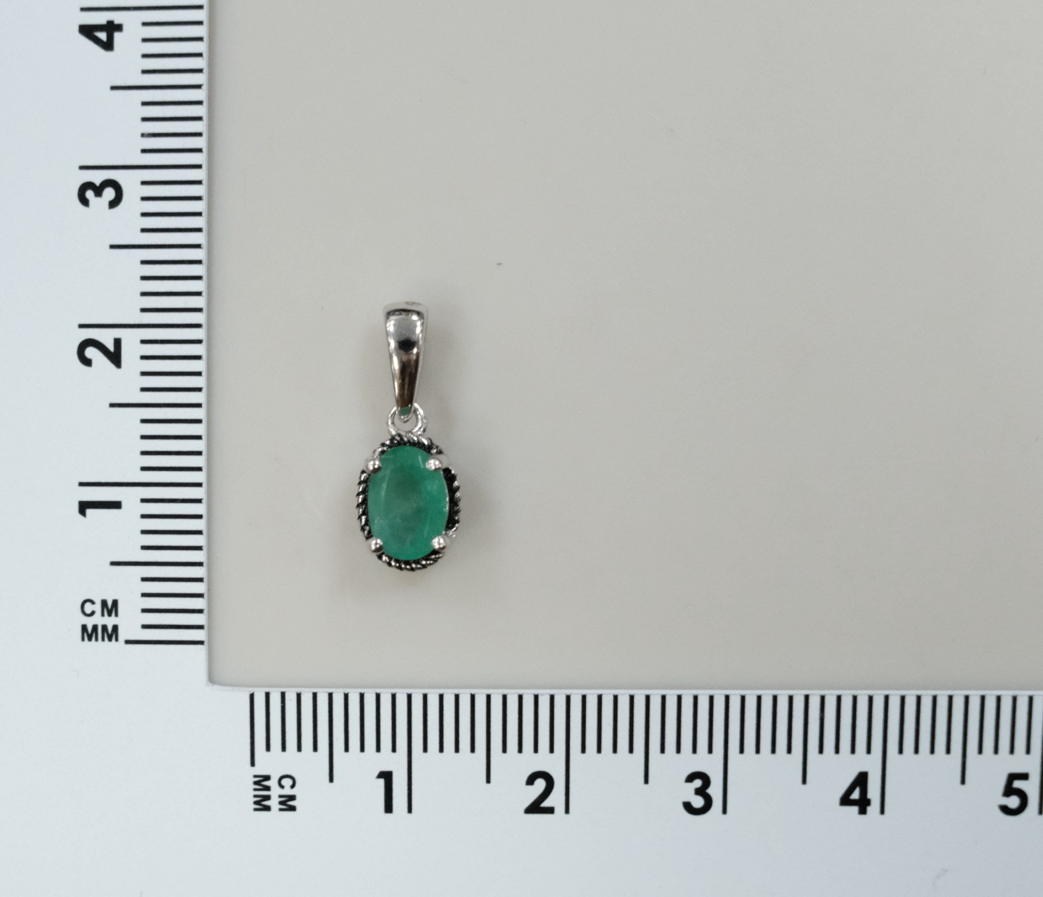 Серебряная подвеска с изумрудом